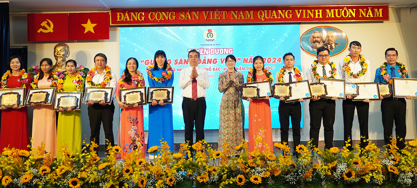 Phó Bí thư Thành ủy TP. Hồ Chí Minh Nguyễn Phước Lộc trao bằng khen và biểu trưng đến các đảng viên công nhân tại lễ tuyên dương Gương sáng đảng viên năm 2024 (Ảnh: Thu Hường).